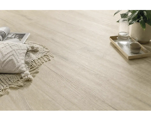 Heller Vinylbodenbelag in Holzoptik mit natürlicher Maserung, ausgelegt in einem gemütlichen Wohnraum mit Kissen, Decke und Dekorationsartikeln.