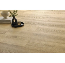 Heller Laminatboden mit natürlicher Eichenholzmaserung in einem Wohnraum mit dekorativen Accessoires auf dem Boden.
