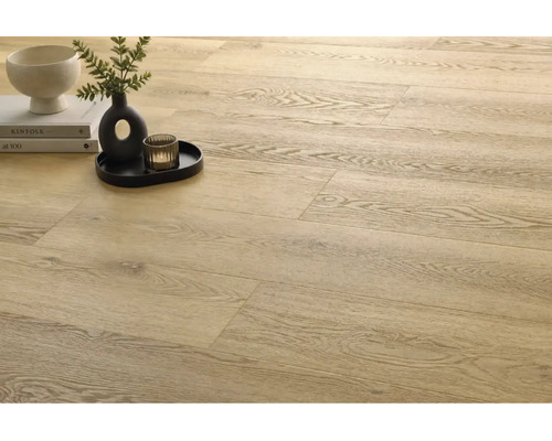 Heller Laminatboden mit natürlicher Eichenholzmaserung in einem Wohnraum mit dekorativen Accessoires auf dem Boden.