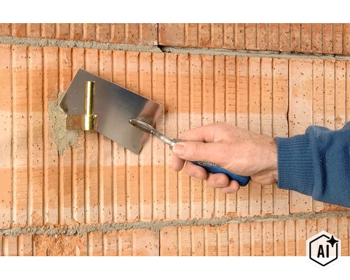 Eine Hand glättet Mörtel um einen Metallanker an einer Ziegelwand mit einer Stuckateurspachtel. (Image AI modified or generated)