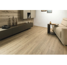 Modernes Wohnzimmer mit verlegtem Laminatboden in Holzoptik, kombiniert mit minimalistischem Sideboard und beigem Sofa in einem hellen Raum.