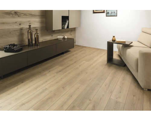 Modernes Wohnzimmer mit verlegtem Laminatboden in Holzoptik, kombiniert mit minimalistischem Sideboard und beigem Sofa in einem hellen Raum.