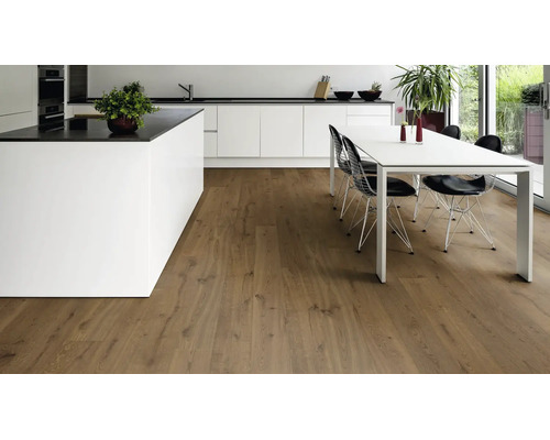 Moderne Küche mit Parkettboden in Holzoptik, kombiniert mit weißen Küchenmöbeln und einem Essbereich.