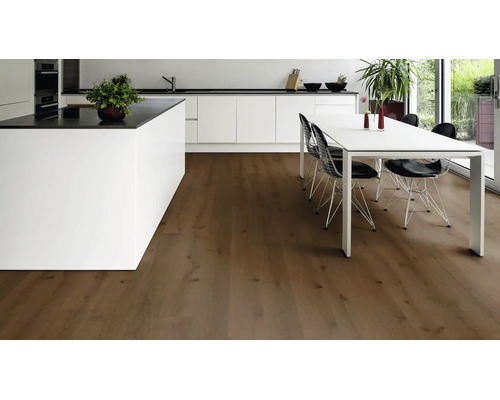 Moderne Wohnküche mit hellem Interieur und rustikalem Holzboden im großflächigen Dielenformat in einer offenen Raumgestaltung.