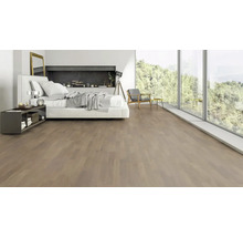 Modernes Schlafzimmer mit hellem Parkettboden, bodentiefen Fenstern und minimalistischer Einrichtung.