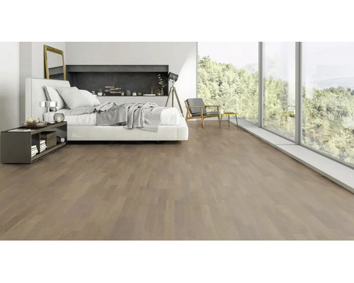 Modernes Schlafzimmer mit hellem Parkettboden, bodentiefen Fenstern und minimalistischer Einrichtung.