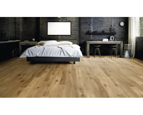 Modernes Schlafzimmer mit rustikalem Eichenparkett Bodenbelag und dunkler Betonwandoptik in einem geräumigen und wohnlichen Ambiente.