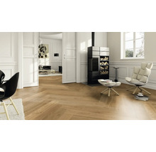 Heller Parkettboden in Fischgrät Verlegung in einem eleganten Wohnzimmer mit Kamin und klassischer Wandvertäfelung