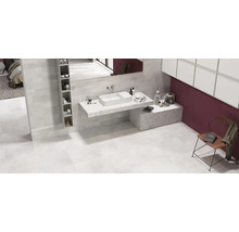 Modernes Badezimmer mit Waschtisch aus Fliesen, Aufsatzwaschbecken, integriertem Wandregal und großem Spiegel in einer eleganten Raumgestaltung.