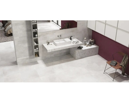 Modernes Badezimmer mit Waschtisch aus Fliesen, Aufsatzwaschbecken, integriertem Wandregal und großem Spiegel in einer eleganten Raumgestaltung.