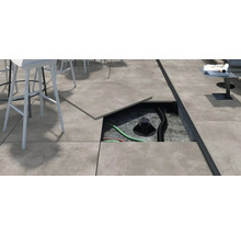 Terrassengestaltung mit Stelzlager System fuer Keramikplatten auf einer Terrasse mit sichtbarer Unterkonstruktion und verlegten Rohren
