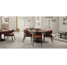 Modernes Sushi Bar Restaurant Interieur mit runden Tischen, geschwungenen Stühlen und Fliesenboden in einer japanisch inspirierten Raumgestaltung.