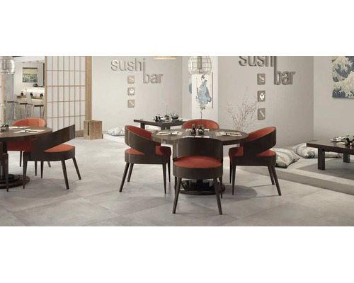 Modernes Sushi Bar Restaurant Interieur mit runden Tischen, geschwungenen Stühlen und Fliesenboden in einer japanisch inspirierten Raumgestaltung.