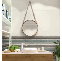 Modernes Badezimmer mit rundem Wandspiegel mit Lederriemen, Aufsatzwaschbecken und Wandfliesen in Streifenoptik.