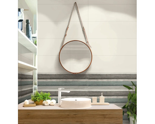 Modernes Badezimmer mit rundem Wandspiegel mit Lederriemen, Aufsatzwaschbecken und Wandfliesen in Streifenoptik.
