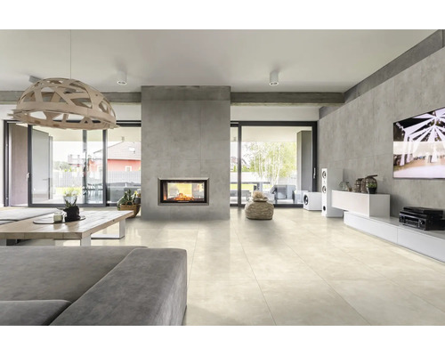 Modernes Wohnzimmer mit hellen Fliesenboden, Kamin in einer Wand aus Sichtbeton Optik, offener Wohnbereich mit grosser Fensterfront.