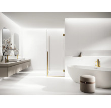 Modernes, helles Badezimmer mit freistehender Badewanne, bodengleicher Dusche und Doppelwaschtisch mit goldenen Armaturen und runden Spiegeln.