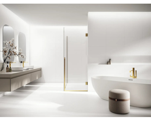 Modernes, helles Badezimmer mit freistehender Badewanne, bodengleicher Dusche und Doppelwaschtisch mit goldenen Armaturen und runden Spiegeln.