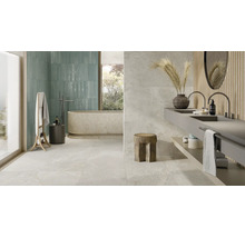 Modernes Badezimmer mit hellen Fliesen, einer freistehenden Badewanne und einem Doppelwaschtisch vor einer Wand mit Holzlamellen.