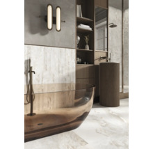 Modernes Badezimmer mit freistehender Badewanne aus Glas, Säulenwaschbecken, Regalen und Steinoptik-Fliesen in eleganter, organisierter Atmosphäre.