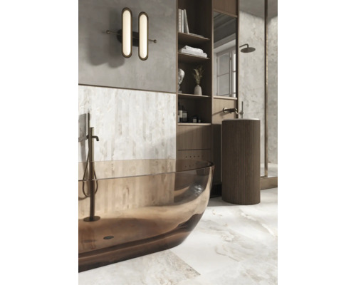 Modernes Badezimmer mit freistehender Badewanne aus Glas, Säulenwaschbecken, Regalen und Steinoptik-Fliesen in eleganter, organisierter Atmosphäre.