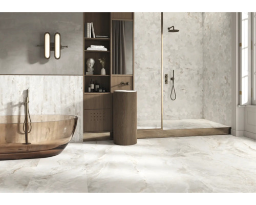 Modernes Badezimmer mit freistehender Badewanne, bodengleicher Dusche und Waschsäule, verkleidet mit Fliesen in Marmoroptik.