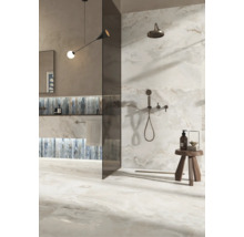 Modernes Badezimmer mit großformatigen Fliesen in Natursteinoptik, begehbarer Dusche, Glaselement und Holzhocker im minimalistischen Design.