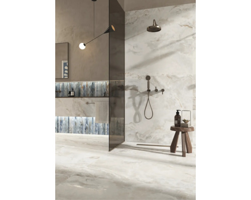 Modernes Badezimmer mit großformatigen Fliesen in Natursteinoptik, begehbarer Dusche, Glaselement und Holzhocker im minimalistischen Design.