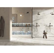 Modernes Badezimmer mit marmorierten Fliesen in heller Optik, bodengleicher Dusche, Waschtisch mit Akzentstreifen und minimalistischer Einrichtung.