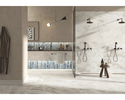 Modernes Badezimmer mit marmorierten Fliesen in heller Optik, bodengleicher Dusche, Waschtisch mit Akzentstreifen und minimalistischer Einrichtung.