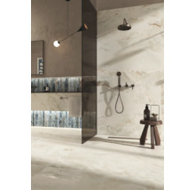 Modernes Badezimmer mit Dusche, Fliesen in Marmoroptik und Akzentfliesen, begehbare Duschwand aus Glas und dunkle Armaturen.