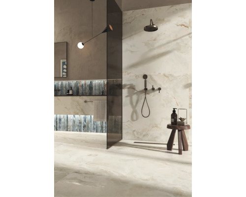Modernes Badezimmer mit Dusche, Fliesen in Marmoroptik und Akzentfliesen, begehbare Duschwand aus Glas und dunkle Armaturen.