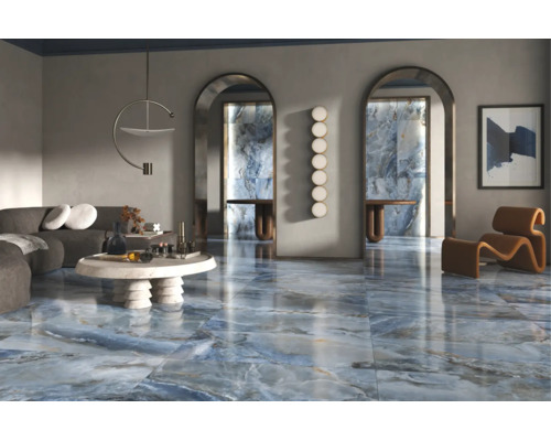 Modernes Wohnzimmer mit glänzenden Fliesen in Marmoroptik mit blauem Muster, kombiniert mit eleganten Torbögen und zeitgenössischen Möbeln.