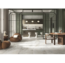 Geräumiger Wohnbereich mit offener Küche, marmorierten Fliesen, einer Glas-Trennwand und modernen Sitzmöbeln in einem eleganten Interieur.