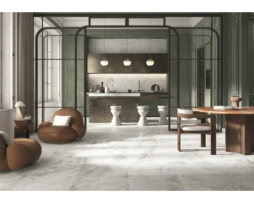 Geräumiger Wohnbereich mit offener Küche, marmorierten Fliesen, einer Glas-Trennwand und modernen Sitzmöbeln in einem eleganten Interieur.