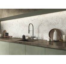 Moderne Küche mit Mosaikfliesenspiegel, dunkler Arbeitsplatte und einer hohen Armatur am Waschbecken.