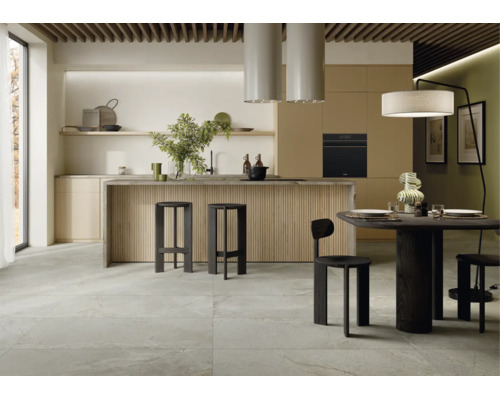 Moderne Wohnküche mit großer Kücheninsel, strukturierten Fronten und Essbereich mit dunklen Holzmöbeln und großflächigen Steinoptik Bodenfliesen.