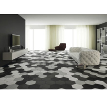 Modernes Wohnzimmer mit sechseckigen Bodenfliesen in einem geometrischen Muster, kombiniert mit zeitgemäßen Möbeln und bodentiefen Fenstern.