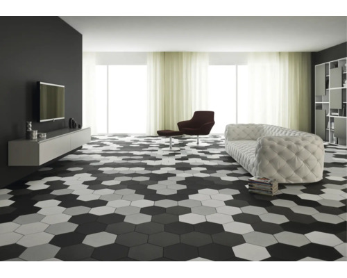 Modernes Wohnzimmer mit sechseckigen Bodenfliesen in einem geometrischen Muster, kombiniert mit zeitgemäßen Möbeln und bodentiefen Fenstern.