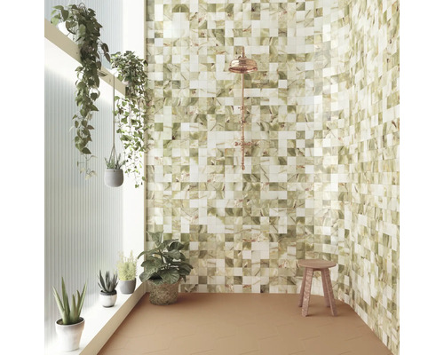 Badezimmer mit Wandfliesen in Steinoptik, gemustert in quadratischer Verlegung, kombiniert mit einer Duscharmatur und verschiedenen Zimmerpflanzen.