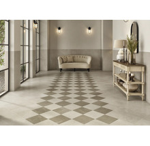 Heller Flur mit kariertem Fliesenboden und klassischer Einrichtung, inklusive Sofa, Konsolentisch und Wandleuchten in einem eleganten Wohnbereich.
