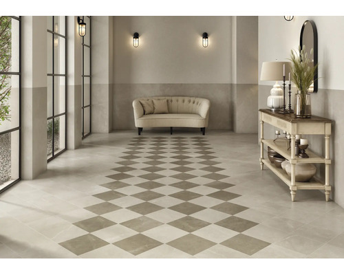 Heller Flur mit kariertem Fliesenboden und klassischer Einrichtung, inklusive Sofa, Konsolentisch und Wandleuchten in einem eleganten Wohnbereich.