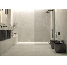 Modernes Badezimmer mit großen Fliesen in Steinoptik, offener Walk in Dusche, schwarzen Armaturen und freistehenden Sanitärobjekten.