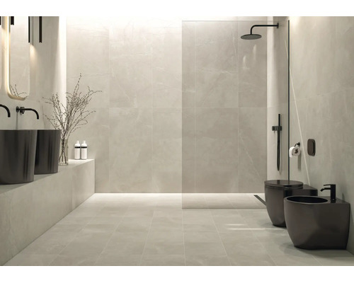 Modernes Badezimmer mit großen Fliesen in Steinoptik, offener Walk in Dusche, schwarzen Armaturen und freistehenden Sanitärobjekten.