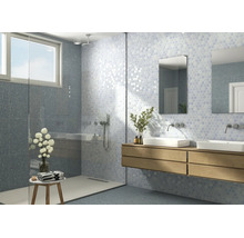 Modernes Badezimmer mit Dusche, Doppelwaschtisch auf einem Holzunterschrank und Wandfliesen in Hexagonoptik sowie Terrazzodesign.