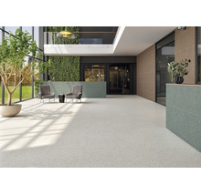 Moderne Eingangshalle mit großformatigen hellen Terrazzofliesen am Boden und strukturierten Wandfliesen in Grün und Braun.