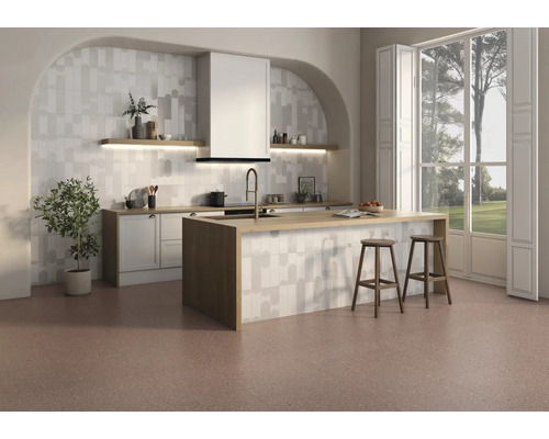 Moderne Küche mit Fliesen mit geometrischem Muster an der Wand und Kochinsel, integriert in einen hellen, offenen Wohnraum.