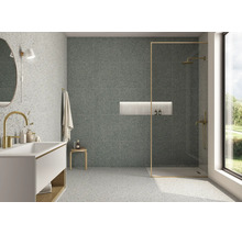 Modernes Badezimmer mit Terrazzo Fliesen an Wand und Boden, begehbarer Dusche, Waschbecken mit Armatur und integrierter Nische.