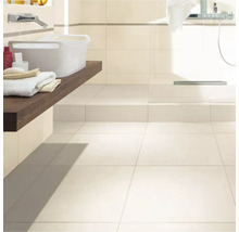 Modernes Badezimmer mit hellen Wand und Bodenfliesen sowie einem Waschbecken auf einem Holzboard und bodengleicher Dusche.