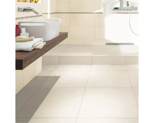 Modernes Badezimmer mit hellen Wand und Bodenfliesen sowie einem Waschbecken auf einem Holzboard und bodengleicher Dusche.